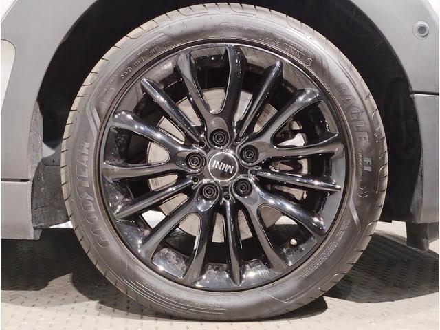 ＭＩＮＩ クーパーＤクラブマンプレミアム＋Ｐクラシック・トリム　ワンオーナー　シートヒーター　アクティブクルーズコントロール　ワイヤレス充電　バックカメラ　純正ＨＤＤナビ　ブラックルーフ　コンフォートアクセス　パーキングアシスト　障害物センサー　純正１７ＡＷ（17枚目）