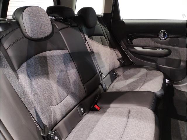 ＭＩＮＩ クーパーＤクラブマンプレミアム＋Ｐクラシック・トリム　ワンオーナー　シートヒーター　アクティブクルーズコントロール　ワイヤレス充電　バックカメラ　純正ＨＤＤナビ　ブラックルーフ　コンフォートアクセス　パーキングアシスト　障害物センサー　純正１７ＡＷ（25枚目）