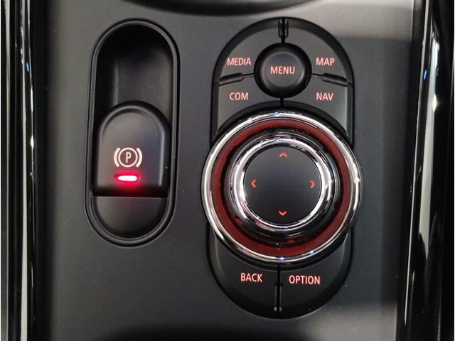 ＭＩＮＩ クーパーＤクラブマンプレミアム＋Ｐクラシック・トリム　ワンオーナー　シートヒーター　アクティブクルーズコントロール　ワイヤレス充電　バックカメラ　純正ＨＤＤナビ　ブラックルーフ　コンフォートアクセス　パーキングアシスト　障害物センサー　純正１７ＡＷ（45枚目）