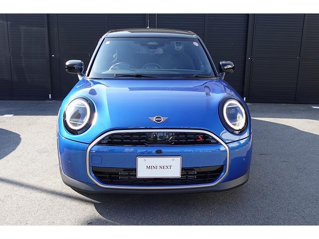 ＭＩＮＩ クーパーＳ　フェイバリット・トリム　弊社登録車　Ｍパッケージ　アクティブクルーズコントロール　ハーマンカードン・ハイファイラウド・スピーカーシステム　シートヒーター　ステアリングヒーター　電動シート　ヘッドアップディスプレイ　認定中古車（7枚目）