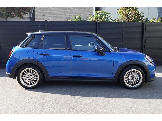 ＭＩＮＩ クーパーＳ　フェイバリット・トリム　弊社登録車　Ｍパッケージ　アクティブクルーズコントロール　ハーマンカードン・ハイファイラウド・スピーカーシステム　シートヒーター　ステアリングヒーター　電動シート　ヘッドアップディスプレイ　認定中古車（10枚目）