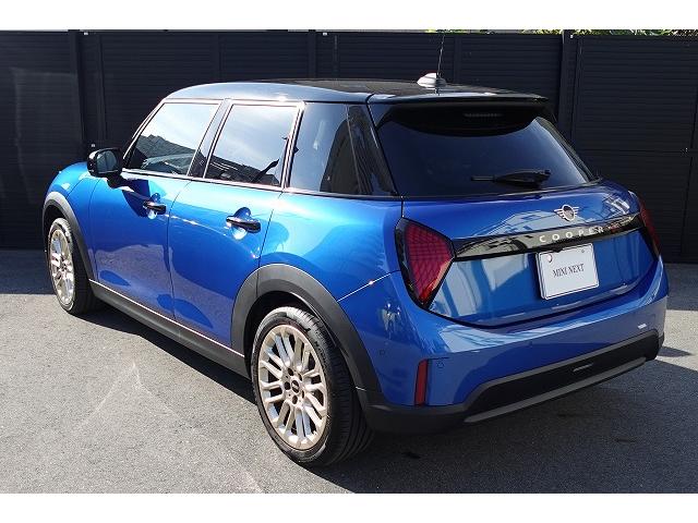 ＭＩＮＩ クーパーＳ　フェイバリット・トリム　弊社登録車　Ｍパッケージ　アクティブクルーズコントロール　ハーマンカードン・ハイファイラウド・スピーカーシステム　シートヒーター　ステアリングヒーター　電動シート　ヘッドアップディスプレイ　認定中古車（12枚目）