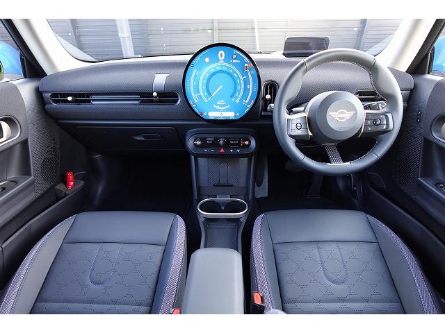 ＭＩＮＩ クーパーＣ　クラシック・トリム　弊社登録車　ＡＣＣ　ＨＵＤ　ドライビングアシスト　パーキングアシスト　アダプティブＬＥＤヘッドライト　シートヒーター　ステアリング＆レーンコントロールアシスト　ワイヤレスチャージング　認定中古車（5枚目）
