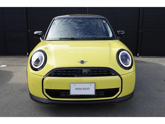 ＭＩＮＩ クーパーＣ　クラシック・トリム　弊社登録車　ＡＣＣ　ＨＵＤ　ドライビングアシスト　パーキングアシスト　アダプティブＬＥＤヘッドライト　シートヒーター　ステアリング＆レーンコントロールアシスト　ワイヤレスチャージング　認定中古車（7枚目）