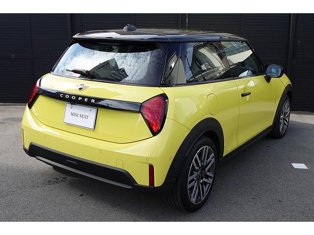 ＭＩＮＩ クーパーＣ　クラシック・トリム　弊社登録車　ＡＣＣ　ＨＵＤ　ドライビングアシスト　パーキングアシスト　アダプティブＬＥＤヘッドライト　シートヒーター　ステアリング＆レーンコントロールアシスト　ワイヤレスチャージング　認定中古車（8枚目）