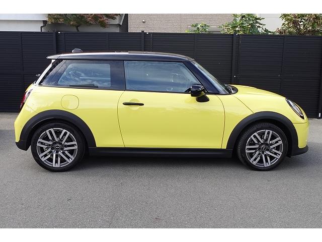 ＭＩＮＩ クーパーＣ　クラシック・トリム　弊社登録車　ＡＣＣ　ＨＵＤ　ドライビングアシスト　パーキングアシスト　アダプティブＬＥＤヘッドライト　シートヒーター　ステアリング＆レーンコントロールアシスト　ワイヤレスチャージング　認定中古車（10枚目）