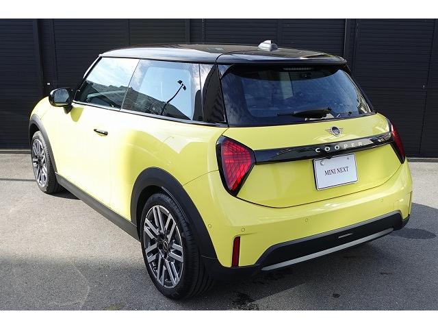 ＭＩＮＩ クーパーＣ　クラシック・トリム　弊社登録車　ＡＣＣ　ＨＵＤ　ドライビングアシスト　パーキングアシスト　アダプティブＬＥＤヘッドライト　シートヒーター　ステアリング＆レーンコントロールアシスト　ワイヤレスチャージング　認定中古車（11枚目）