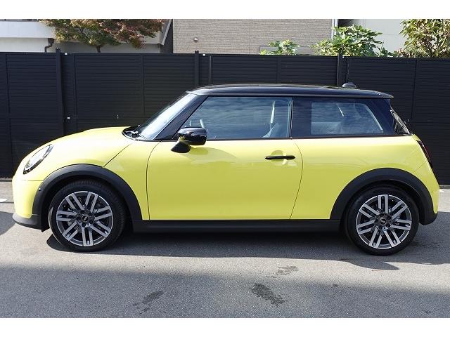 ＭＩＮＩ クーパーＣ　クラシック・トリム　弊社登録車　ＡＣＣ　ＨＵＤ　ドライビングアシスト　パーキングアシスト　アダプティブＬＥＤヘッドライト　シートヒーター　ステアリング＆レーンコントロールアシスト　ワイヤレスチャージング　認定中古車（12枚目）