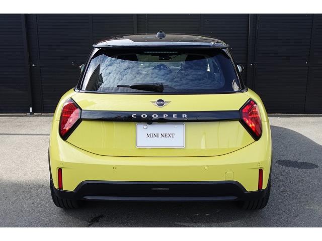 ＭＩＮＩ クーパーＣ　クラシック・トリム　弊社登録車　ＡＣＣ　ＨＵＤ　ドライビングアシスト　パーキングアシスト　アダプティブＬＥＤヘッドライト　シートヒーター　ステアリング＆レーンコントロールアシスト　ワイヤレスチャージング　認定中古車（13枚目）