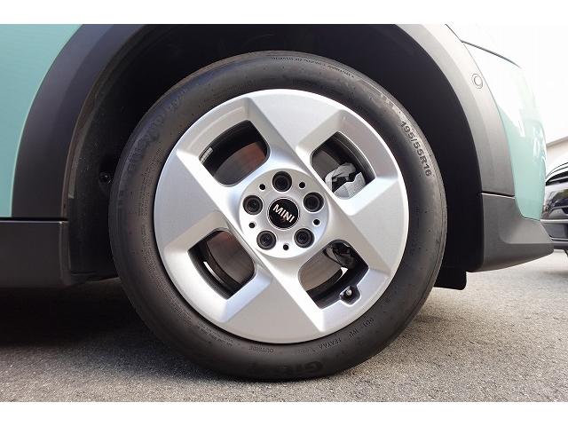 ＭＩＮＩ クーパーＣ　クラシック・トリム　弊社登録車　ＡＣＣ　ＨＵＤ　ドライビングアシスト　パーキングアシスト　アダプティブＬＥＤヘッドライト　シートヒーター　ステアリング＆レーンコントロールアシスト　ワイヤレスチャージング　認定中古車（6枚目）