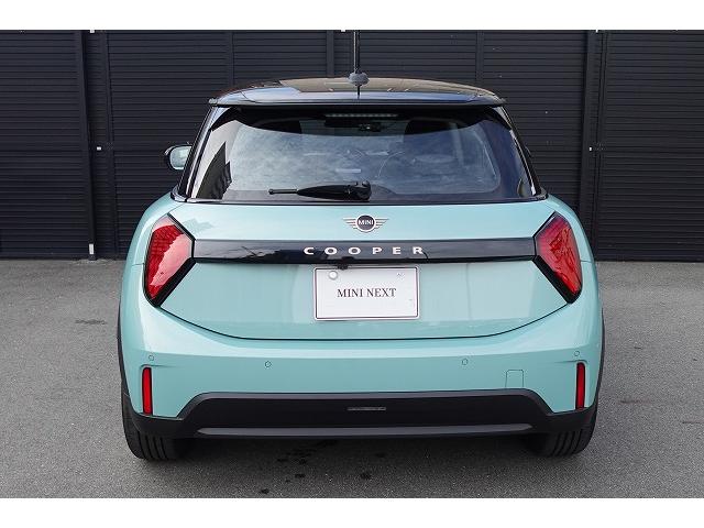 ＭＩＮＩ クーパーＣ　クラシック・トリム　弊社登録車　ＡＣＣ　ＨＵＤ　ドライビングアシスト　パーキングアシスト　アダプティブＬＥＤヘッドライト　シートヒーター　ステアリング＆レーンコントロールアシスト　ワイヤレスチャージング　認定中古車（10枚目）