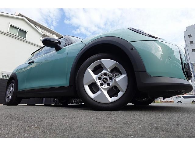 ＭＩＮＩ クーパーＣ　クラシック・トリム　弊社登録車　ＡＣＣ　ＨＵＤ　ドライビングアシスト　パーキングアシスト　アダプティブＬＥＤヘッドライト　シートヒーター　ステアリング＆レーンコントロールアシスト　ワイヤレスチャージング　認定中古車（63枚目）