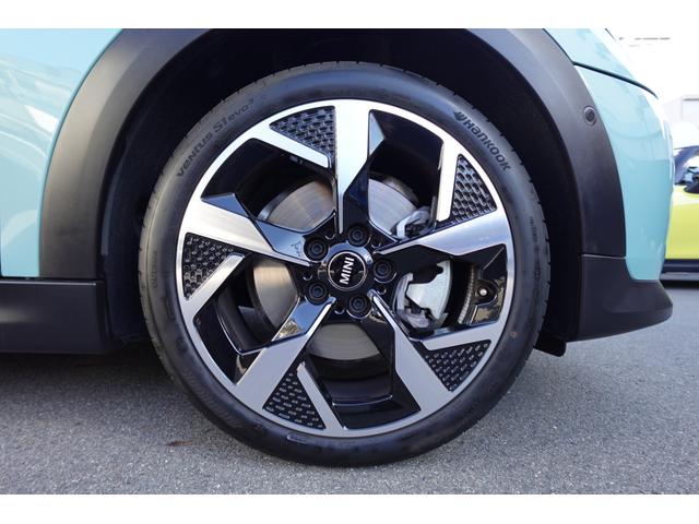 ＭＩＮＩ クーパーＳ　クラシック・トリム　弊社デモカー　ＣＬＡＳＳＩＣＴＲＩＭ　１８インチホイール　禁煙車　ＡＣＣ　純正ナビ　サラウンドビューシステム　フロントカメラ　バックカメラ　シートヒーター　ステアリングヒーター　ＨＵＤ　認定中古車（5枚目）