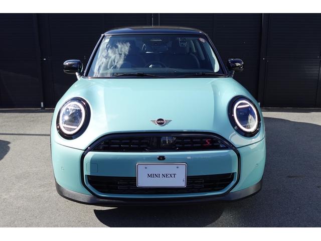 ＭＩＮＩ クーパーＳ　クラシック・トリム　弊社デモカー　ＣＬＡＳＳＩＣＴＲＩＭ　１８インチホイール　禁煙車　ＡＣＣ　純正ナビ　サラウンドビューシステム　フロントカメラ　バックカメラ　シートヒーター　ステアリングヒーター　ＨＵＤ　認定中古車（7枚目）