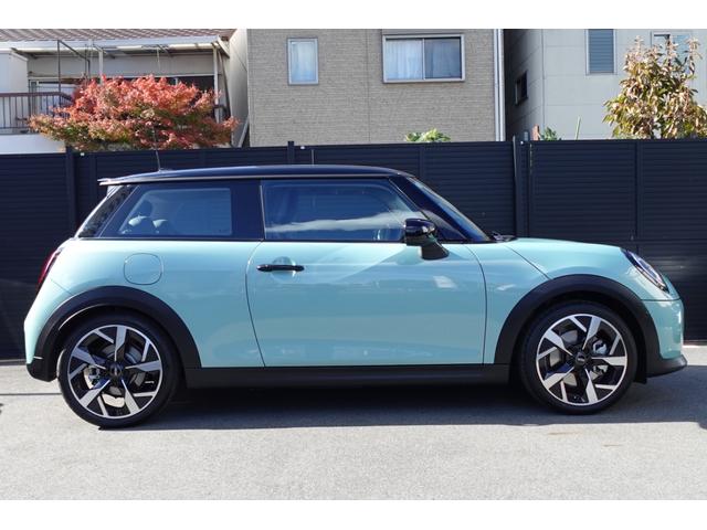 ＭＩＮＩ クーパーＳ　クラシック・トリム　弊社デモカー　ＣＬＡＳＳＩＣＴＲＩＭ　１８インチホイール　禁煙車　ＡＣＣ　純正ナビ　サラウンドビューシステム　フロントカメラ　バックカメラ　シートヒーター　ステアリングヒーター　ＨＵＤ　認定中古車（9枚目）