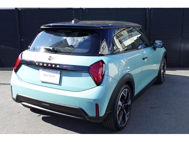 ＭＩＮＩ クーパーＳ　クラシック・トリム　弊社デモカー　ＣＬＡＳＳＩＣＴＲＩＭ　１８インチホイール　禁煙車　ＡＣＣ　純正ナビ　サラウンドビューシステム　フロントカメラ　バックカメラ　シートヒーター　ステアリングヒーター　ＨＵＤ　認定中古車（10枚目）