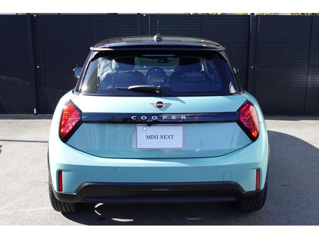 ＭＩＮＩ クーパーＳ　クラシック・トリム　弊社デモカー　ＣＬＡＳＳＩＣＴＲＩＭ　１８インチホイール　禁煙車　ＡＣＣ　純正ナビ　サラウンドビューシステム　フロントカメラ　バックカメラ　シートヒーター　ステアリングヒーター　ＨＵＤ　認定中古車（11枚目）