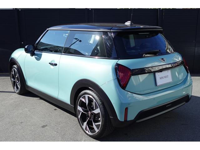 ＭＩＮＩ クーパーＳ　クラシック・トリム　弊社デモカー　ＣＬＡＳＳＩＣＴＲＩＭ　１８インチホイール　禁煙車　ＡＣＣ　純正ナビ　サラウンドビューシステム　フロントカメラ　バックカメラ　シートヒーター　ステアリングヒーター　ＨＵＤ　認定中古車（12枚目）
