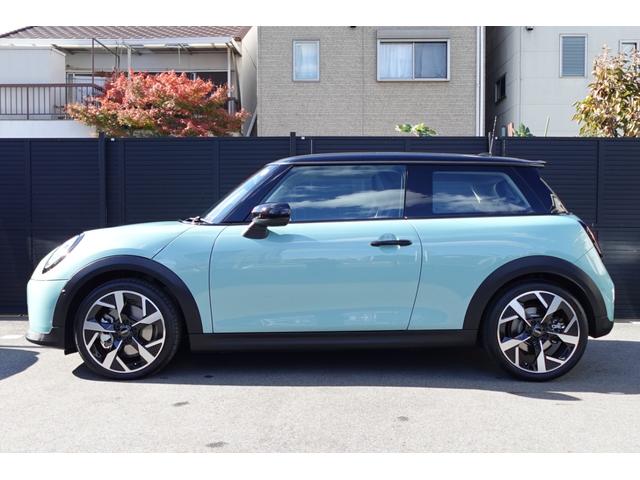 ＭＩＮＩ クーパーＳ　クラシック・トリム　弊社デモカー　ＣＬＡＳＳＩＣＴＲＩＭ　１８インチホイール　禁煙車　ＡＣＣ　純正ナビ　サラウンドビューシステム　フロントカメラ　バックカメラ　シートヒーター　ステアリングヒーター　ＨＵＤ　認定中古車（13枚目）