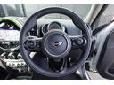 ドイツ本社と同様の教育を受けたMINI専門のメカニックが、100項目にも上るポイントを徹底的にチェック致します。その保証料が車両本体価格に含まれております。