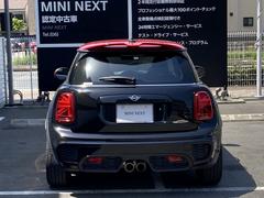 ドイツ本社と同様の教育を受けたＭＩＮＩ専門のメカニックが、１００項目にも上るポイントを徹底的にチェック致します。その保証料が車両本体価格に含まれております。 6