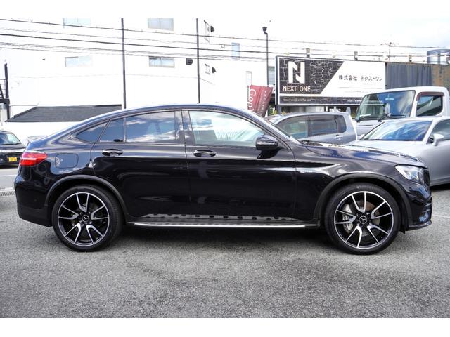 弊社の整備工場では国から認証工場の認可を受けています。室内整備工場内には整備リフト、コンピューター診断機、タイヤチェンジャー、エンジンクレーン完備！国家資格整備士も常駐しています。