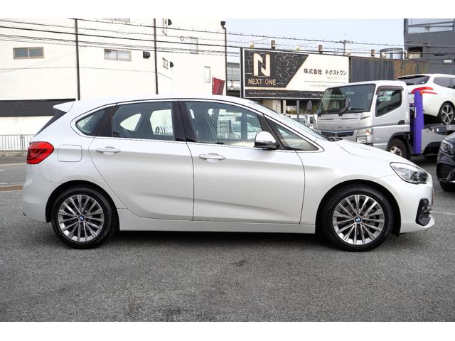 弊社の整備工場では国から認証工場の認可を受けています。室内整備工場内には整備リフト、コンピューター診断機、タイヤチェンジャー、エンジンクレーン完備！国家資格整備士も常駐しています。