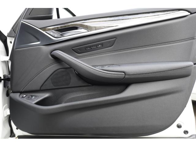 ５シリーズ ５３０ｅ　Ｍスポーツ　エディションジョイ＋　弊社下取ワンオーナー車／ブラックレザー／全周囲カメラ／アクティブクルーズコントロール／ヘッドアップディスプレイ／オートトランク／１９インチアロイホイール／アダプティブＬＥＤヘッドライト／認定中古車／（27枚目）