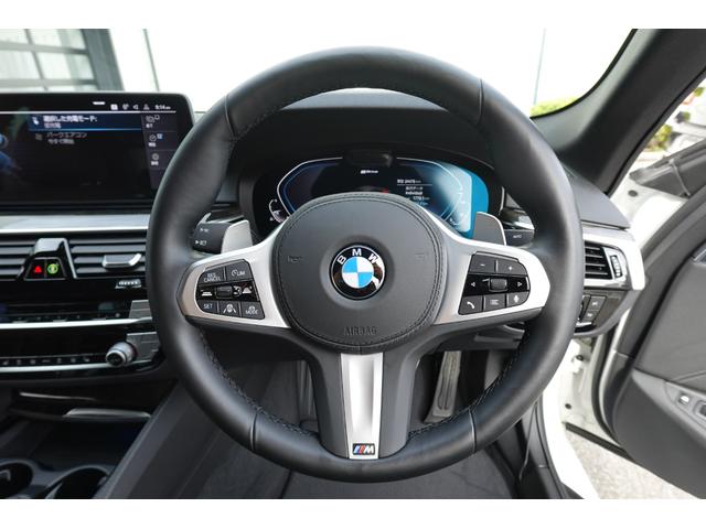 ５シリーズ ５３０ｅ　Ｍスポーツ　エディションジョイ＋　弊社下取ワンオーナー車／ブラックレザー／全周囲カメラ／アクティブクルーズコントロール／ヘッドアップディスプレイ／オートトランク／１９インチアロイホイール／アダプティブＬＥＤヘッドライト／認定中古車／（35枚目）