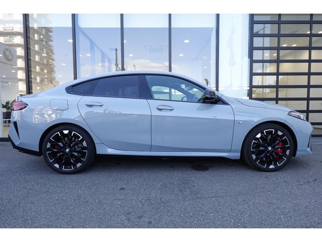 ２シリーズ Ｍ２３５　ｘＤｒｉｖｅグランクーペ　弊社元デモカー／Ｍパフォーマンスモデル／ブラックルーフ／シートヒーター／コーラルレッドレザー／全周囲カメラ／ドライビングアシストプロフェッショナル／パーキングアシストプラス／認定中古車（13枚目）