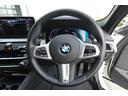 ５３０ｅ　Ｍスポーツ　エディションジョイ＋　弊社下取ワンオーナー車／ブラックレザー／全周囲カメラ／アクティブクルーズコントロール／ヘッドアップディスプレイ／オートトランク／１９インチアロイホイール／アダプティブＬＥＤヘッドライト／認定中古車／（35枚目）