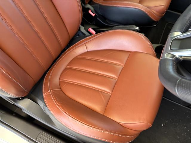 アバルト５９５Ｃ ツーリズモ　茶革シート　ドライブレコーダー　バックカメラ　ＥＴＣ　キセノンヘッドライト　１７インチアルミホイール　パドルシフト　黒幌　Ａｐｐｌｅ　Ｃａｒｐｌａｙ　アルミフューエルリット　オートエアコン（8枚目）