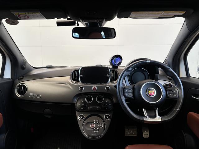 アバルト５９５Ｃ ツーリズモ　茶革シート　ドライブレコーダー　バックカメラ　ＥＴＣ　キセノンヘッドライト　１７インチアルミホイール　パドルシフト　黒幌　Ａｐｐｌｅ　Ｃａｒｐｌａｙ　アルミフューエルリット　オートエアコン（10枚目）