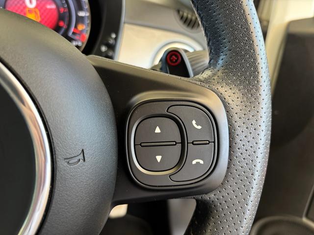 アバルト５９５Ｃ ツーリズモ　茶革シート　ドライブレコーダー　バックカメラ　ＥＴＣ　キセノンヘッドライト　１７インチアルミホイール　パドルシフト　黒幌　Ａｐｐｌｅ　Ｃａｒｐｌａｙ　アルミフューエルリット　オートエアコン（12枚目）