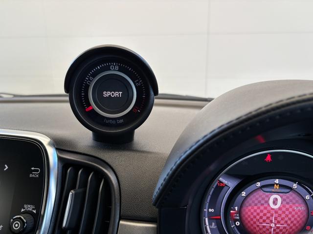 アバルト５９５Ｃ ツーリズモ　茶革シート　ドライブレコーダー　バックカメラ　ＥＴＣ　キセノンヘッドライト　１７インチアルミホイール　パドルシフト　黒幌　Ａｐｐｌｅ　Ｃａｒｐｌａｙ　アルミフューエルリット　オートエアコン（16枚目）