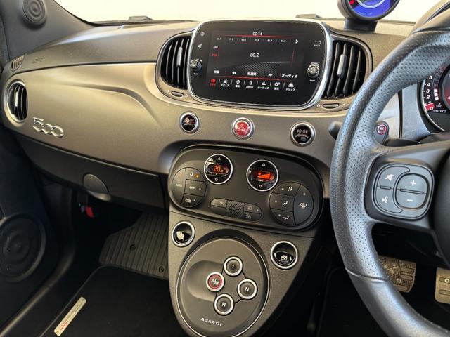 アバルト５９５Ｃ ツーリズモ　茶革シート　ドライブレコーダー　バックカメラ　ＥＴＣ　キセノンヘッドライト　１７インチアルミホイール　パドルシフト　黒幌　Ａｐｐｌｅ　Ｃａｒｐｌａｙ　アルミフューエルリット　オートエアコン（17枚目）