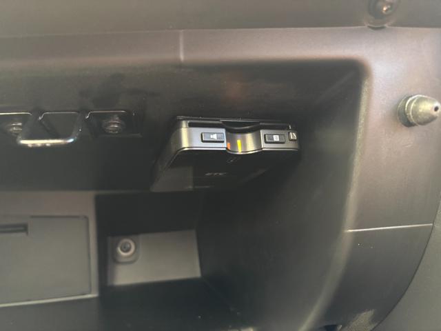 アバルト５９５Ｃ ツーリズモ　茶革シート　ドライブレコーダー　バックカメラ　ＥＴＣ　キセノンヘッドライト　１７インチアルミホイール　パドルシフト　黒幌　Ａｐｐｌｅ　Ｃａｒｐｌａｙ　アルミフューエルリット　オートエアコン（23枚目）