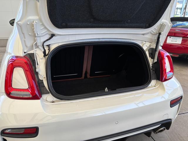 アバルト５９５Ｃ ツーリズモ　茶革シート　ドライブレコーダー　バックカメラ　ＥＴＣ　キセノンヘッドライト　１７インチアルミホイール　パドルシフト　黒幌　Ａｐｐｌｅ　Ｃａｒｐｌａｙ　アルミフューエルリット　オートエアコン（26枚目）