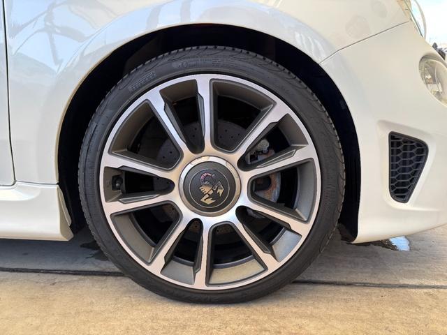 アバルト５９５Ｃ ツーリズモ　茶革シート　ドライブレコーダー　バックカメラ　ＥＴＣ　キセノンヘッドライト　１７インチアルミホイール　パドルシフト　黒幌　Ａｐｐｌｅ　Ｃａｒｐｌａｙ　アルミフューエルリット　オートエアコン（29枚目）