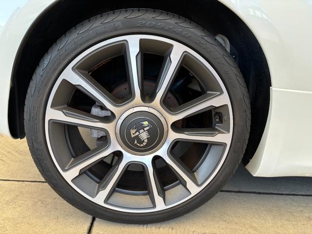 アバルト５９５Ｃ ツーリズモ　茶革シート　ドライブレコーダー　バックカメラ　ＥＴＣ　キセノンヘッドライト　１７インチアルミホイール　パドルシフト　黒幌　Ａｐｐｌｅ　Ｃａｒｐｌａｙ　アルミフューエルリット　オートエアコン（30枚目）