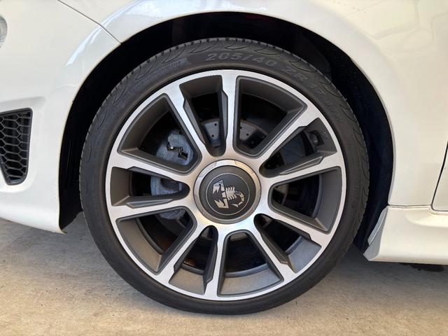 アバルト５９５Ｃ ツーリズモ　茶革シート　ドライブレコーダー　バックカメラ　ＥＴＣ　キセノンヘッドライト　１７インチアルミホイール　パドルシフト　黒幌　Ａｐｐｌｅ　Ｃａｒｐｌａｙ　アルミフューエルリット　オートエアコン（32枚目）