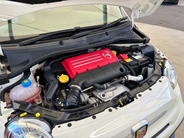 アバルト５９５Ｃ ツーリズモ　茶革シート　ドライブレコーダー　バックカメラ　ＥＴＣ　キセノンヘッドライト　１７インチアルミホイール　パドルシフト　黒幌　Ａｐｐｌｅ　Ｃａｒｐｌａｙ　アルミフューエルリット　オートエアコン（33枚目）