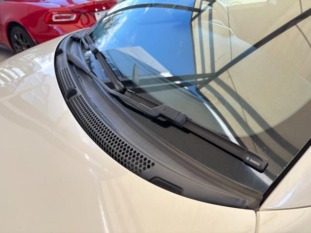 アバルト５９５Ｃ ツーリズモ　茶革シート　ドライブレコーダー　バックカメラ　ＥＴＣ　キセノンヘッドライト　１７インチアルミホイール　パドルシフト　黒幌　Ａｐｐｌｅ　Ｃａｒｐｌａｙ　アルミフューエルリット　オートエアコン（37枚目）