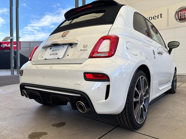 アバルト５９５Ｃ ツーリズモ　茶革シート　ドライブレコーダー　バックカメラ　ＥＴＣ　キセノンヘッドライト　１７インチアルミホイール　パドルシフト　黒幌　Ａｐｐｌｅ　Ｃａｒｐｌａｙ　アルミフューエルリット　オートエアコン（45枚目）