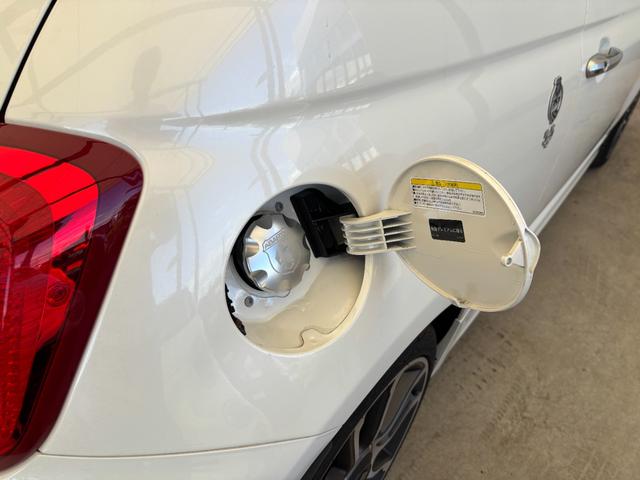 アバルト５９５Ｃ ツーリズモ　茶革シート　ドライブレコーダー　バックカメラ　ＥＴＣ　キセノンヘッドライト　１７インチアルミホイール　パドルシフト　黒幌　Ａｐｐｌｅ　Ｃａｒｐｌａｙ　アルミフューエルリット　オートエアコン（46枚目）