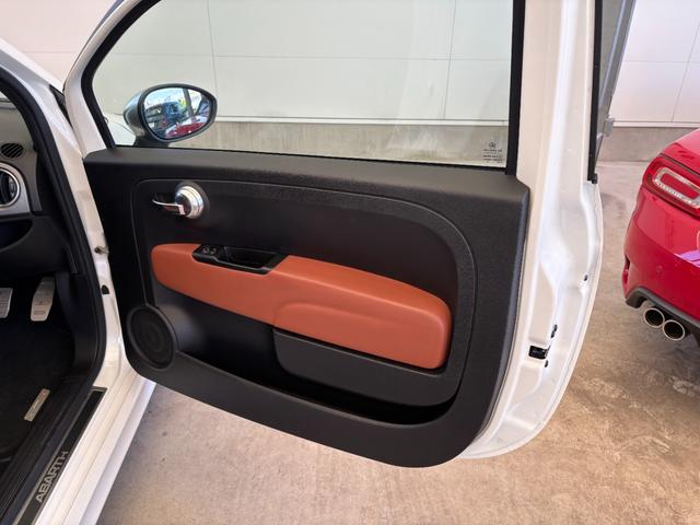 アバルト５９５Ｃ ツーリズモ　茶革シート　ドライブレコーダー　バックカメラ　ＥＴＣ　キセノンヘッドライト　１７インチアルミホイール　パドルシフト　黒幌　Ａｐｐｌｅ　Ｃａｒｐｌａｙ　アルミフューエルリット　オートエアコン（53枚目）