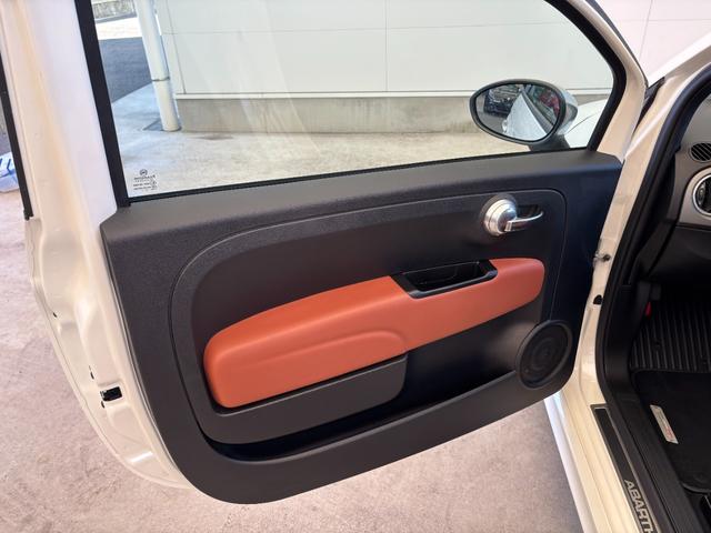 アバルト５９５Ｃ ツーリズモ　茶革シート　ドライブレコーダー　バックカメラ　ＥＴＣ　キセノンヘッドライト　１７インチアルミホイール　パドルシフト　黒幌　Ａｐｐｌｅ　Ｃａｒｐｌａｙ　アルミフューエルリット　オートエアコン（54枚目）