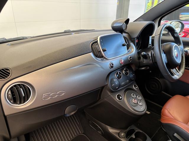 アバルト５９５Ｃ ツーリズモ　茶革シート　ドライブレコーダー　バックカメラ　ＥＴＣ　キセノンヘッドライト　１７インチアルミホイール　パドルシフト　黒幌　Ａｐｐｌｅ　Ｃａｒｐｌａｙ　アルミフューエルリット　オートエアコン（55枚目）