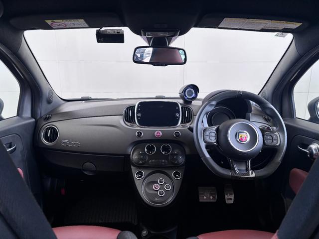 アバルト５９５ コンペティツィオーネ　ＥＴＣ　ドラレコ　レーダー探知機　バックカメラ　１７インチアルミホイール　ブレンボ赤キャリパー　ＨＩＤヘッドライト　レコードモンツァ　パドルシフト　オートエアコン　ａｐｐｌｅｃａｒｐｌａｙ（8枚目）