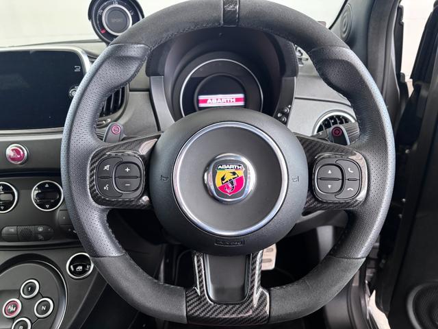アバルト５９５ コンペティツィオーネ　ＥＴＣ　ドラレコ　レーダー探知機　バックカメラ　１７インチアルミホイール　ブレンボ赤キャリパー　ＨＩＤヘッドライト　レコードモンツァ　パドルシフト　オートエアコン　ａｐｐｌｅｃａｒｐｌａｙ（9枚目）